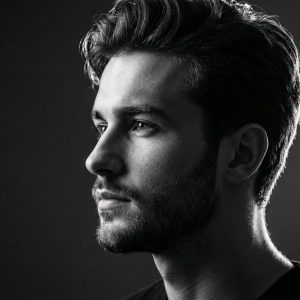 پرامپت پرتره استودیویی سیاه‌وسفید از نمای نیم‌رخ
